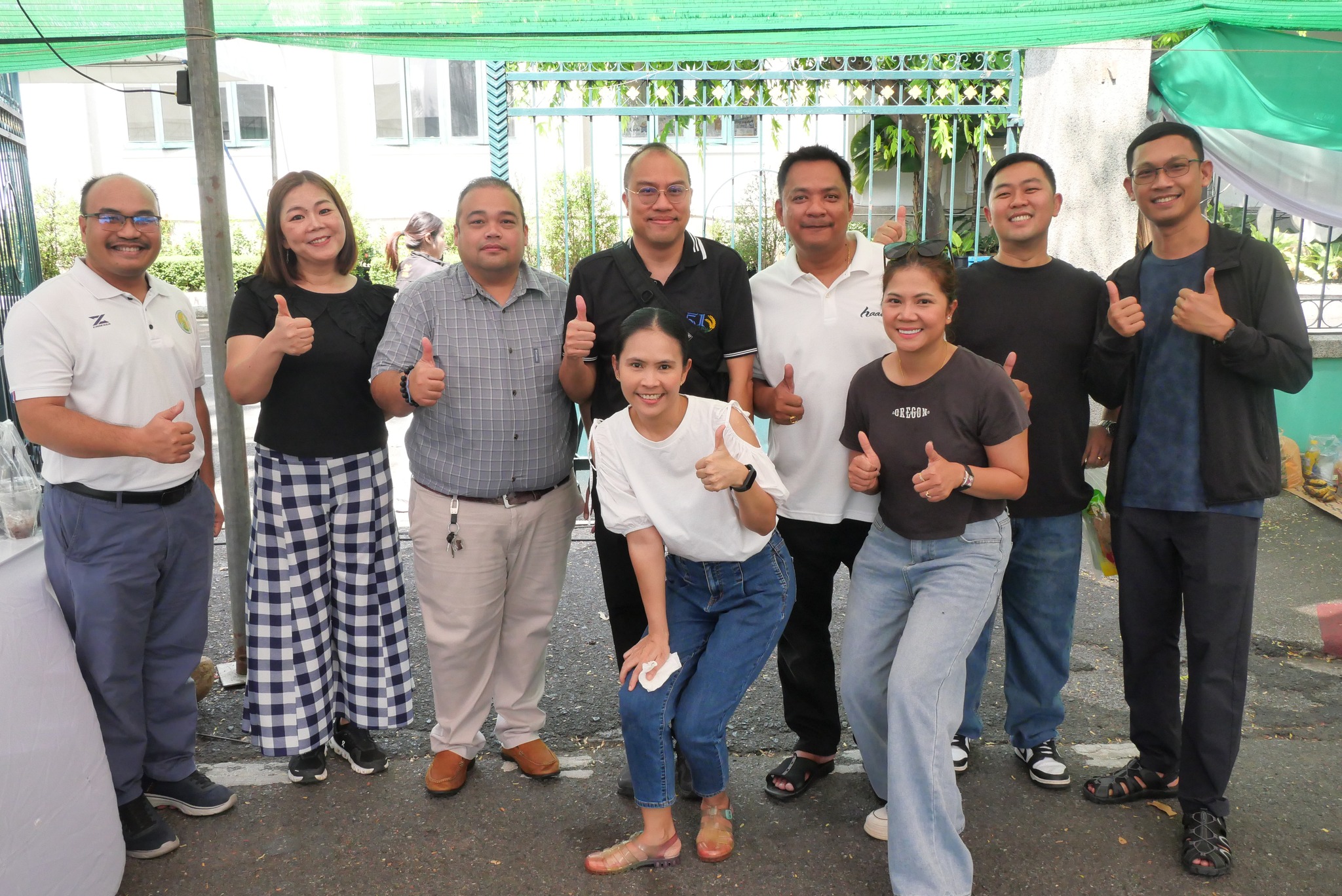 title - เลขาธิการ ส.ป.ก. เยี่ยมทักทายเกษตรกรและซื้อสินค้าในบรรยากาศวันสุดท้ายของการออกร้านขายสินค้า จากเขตปฏิรูปที่ดิน ส่งท้ายงานครบรอบ 51 ปี ส.ป.ก.